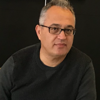 Ömer Adıgüzel’in siyah kazaklı portresi.